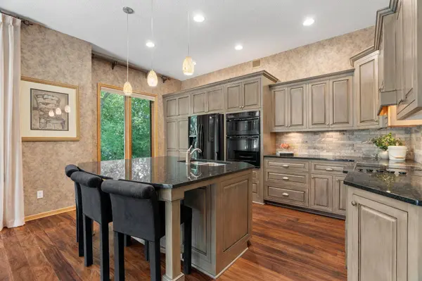 8975 Hunters WAY, Apple Valley, MN 55124