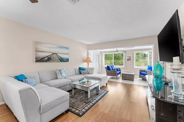 434 Bluebird LN, Delray Beach, FL 33445