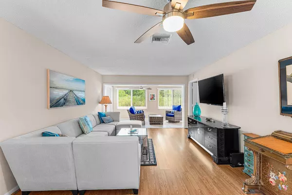 434 Bluebird LN, Delray Beach, FL 33445