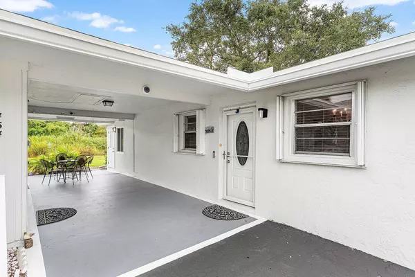 434 Bluebird LN, Delray Beach, FL 33445