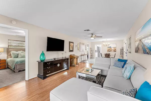 434 Bluebird LN, Delray Beach, FL 33445