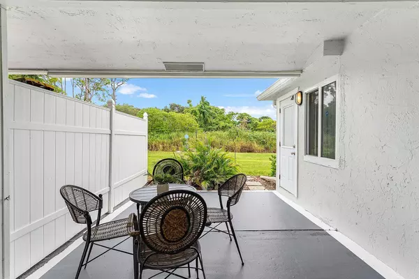 434 Bluebird LN, Delray Beach, FL 33445