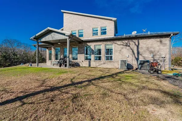 498 County Road 1952, Yantis, TX 75497