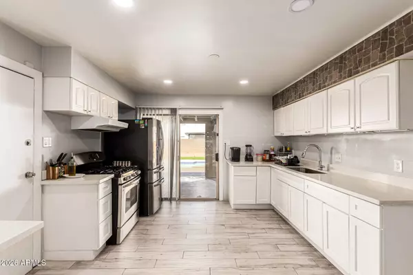 8218 W OSBORN Road, Phoenix, AZ 85033