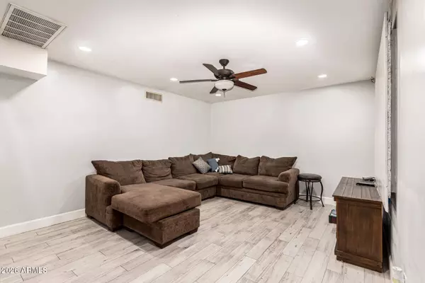 8218 W OSBORN Road, Phoenix, AZ 85033