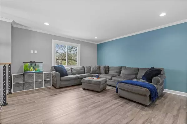 105 WALLACE ST, Bartlett, IL 60103