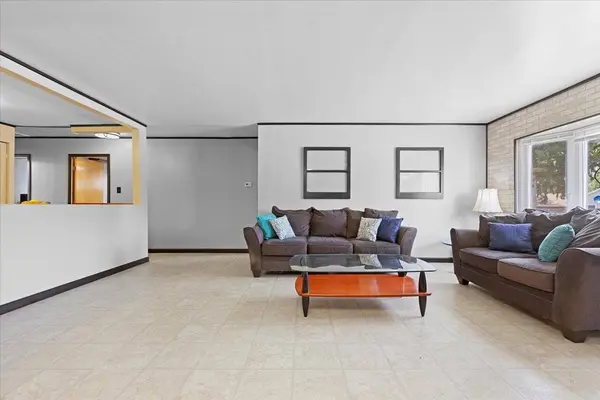 1960 Cherokee RD, Carpentersville, IL 60110