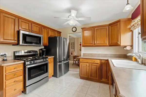 10 Warwick CT, Streamwood, IL 60107