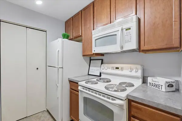 202 Glengarry DR #206, Bloomingdale, IL 60108
