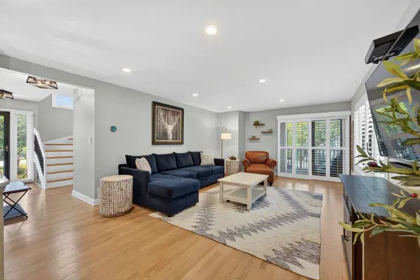 330 Mallard PT, Lake Barrington, IL 60010
