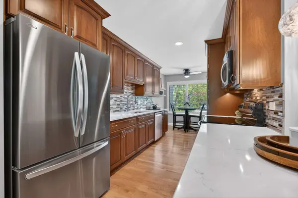 330 Mallard PT, Lake Barrington, IL 60010