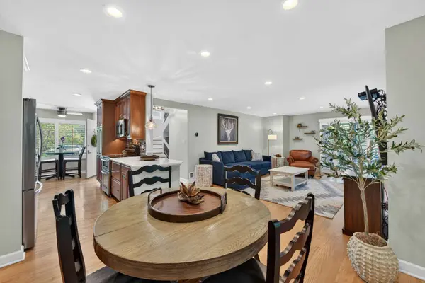 330 Mallard PT, Lake Barrington, IL 60010