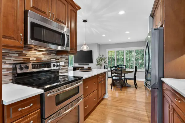 330 Mallard PT, Lake Barrington, IL 60010