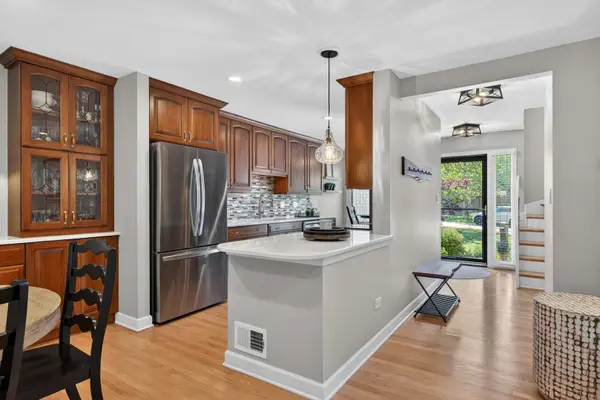 330 Mallard PT, Lake Barrington, IL 60010