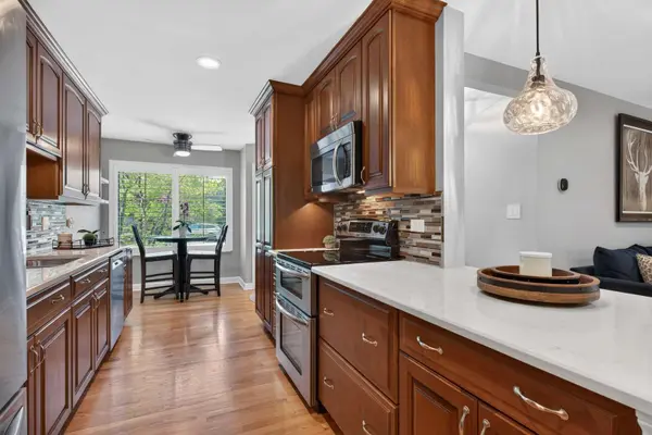 330 Mallard PT, Lake Barrington, IL 60010