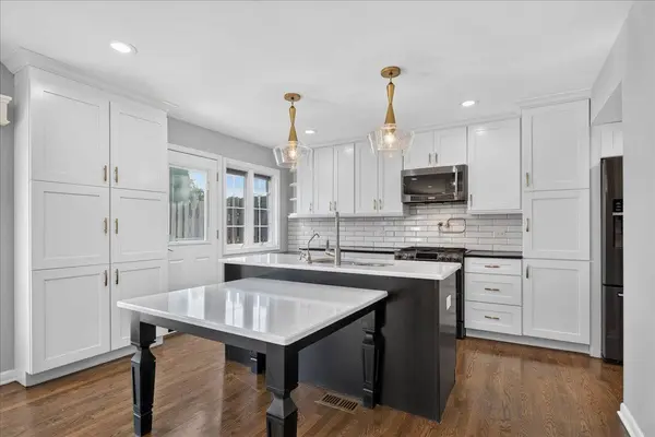 2725 E Bel Aire DR, Arlington Heights, IL 60004