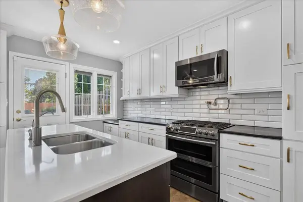 2725 E Bel Aire DR, Arlington Heights, IL 60004