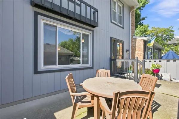 228 Willow LN, Bloomingdale, IL 60108