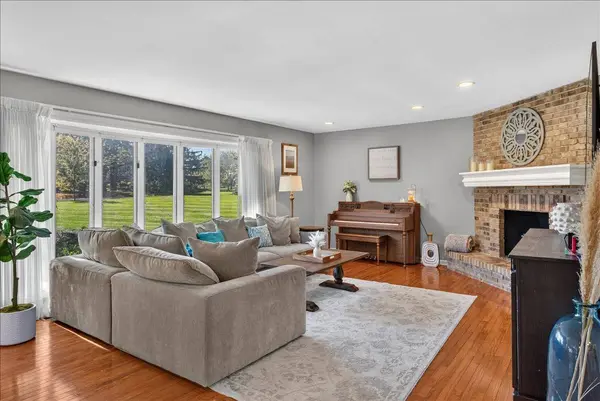 28 Beechnut DR, South Barrington, IL 60010
