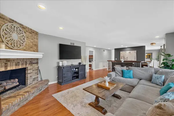 28 Beechnut DR, South Barrington, IL 60010