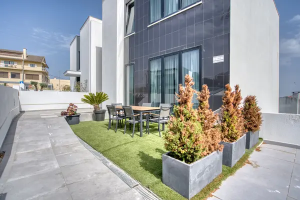 Rua Antonio Sergio, Belas, Lisboa, Portugal