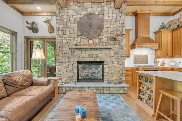 9963 Huckleberry LN, Soddy Daisy, TN 37379