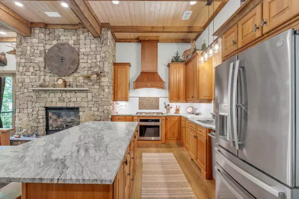 9963 Huckleberry LN, Soddy Daisy, TN 37379