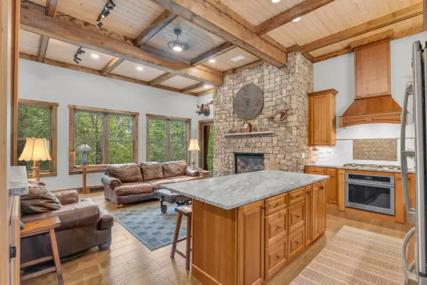 9963 Huckleberry LN, Soddy Daisy, TN 37379