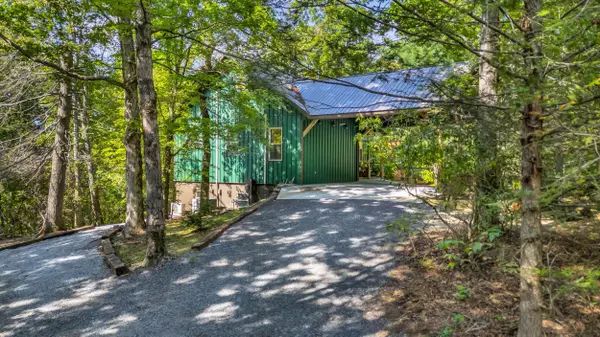 9963 Huckleberry LN, Soddy Daisy, TN 37379