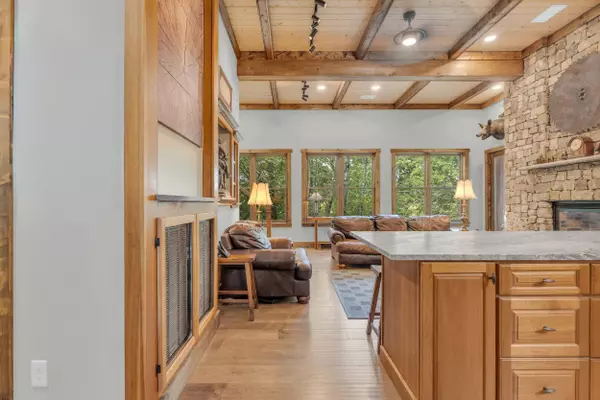 9963 Huckleberry LN, Soddy Daisy, TN 37379