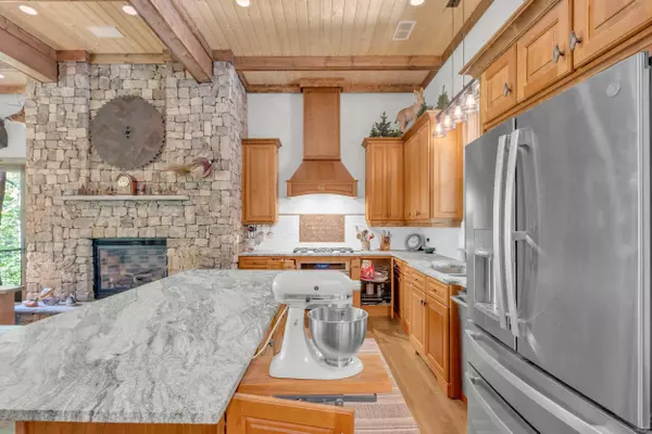 9963 Huckleberry LN, Soddy Daisy, TN 37379