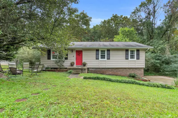 8002 Meadow Crest LN, Hixson, TN 37343