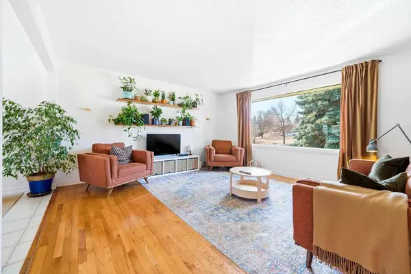 12028 Canfield RD SW, Calgary, AB T2W 1V2