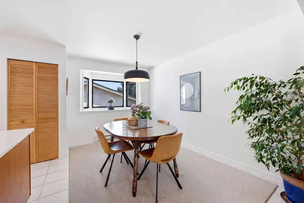 12028 Canfield RD SW, Calgary, AB T2W 1V2