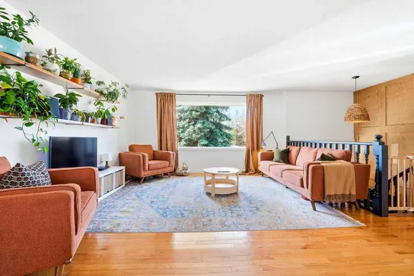 12028 Canfield RD SW, Calgary, AB T2W 1V2