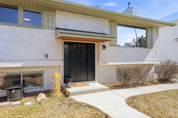 12028 Canfield RD SW, Calgary, AB T2W 1V2
