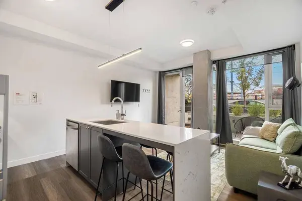 327 9A ST NW #323, Calgary, AB T2N1T7
