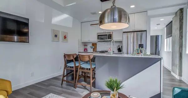 327 9A ST NW #317R, Calgary, AB T2N1T7