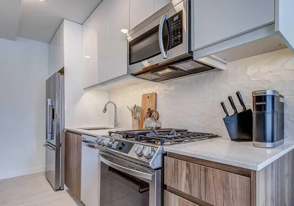 327 9A ST NW #325R, Calgary, AB T2N1T7