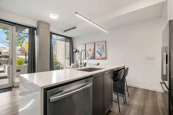 327 9A ST NW #323, Calgary, AB T2N1T7