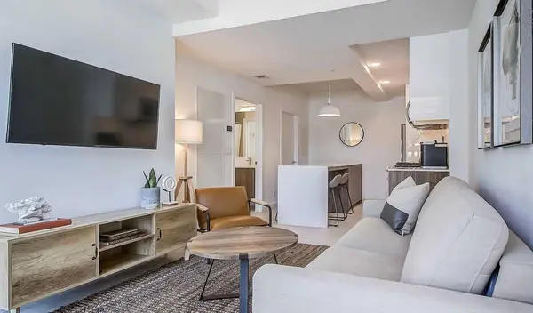 327 9A ST NW #325R, Calgary, AB T2N1T7