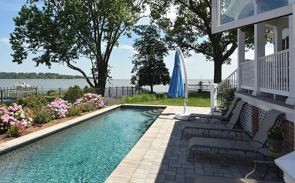 Luxury Real Estate Agent