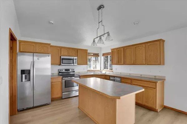 18215 E Crescent Dr, Greenacres, WA 99016