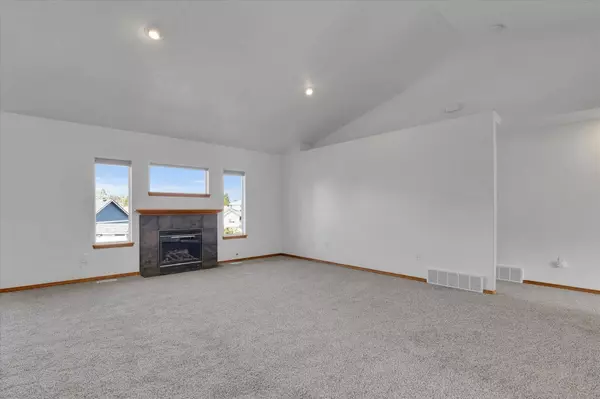 18215 E Crescent Dr, Greenacres, WA 99016