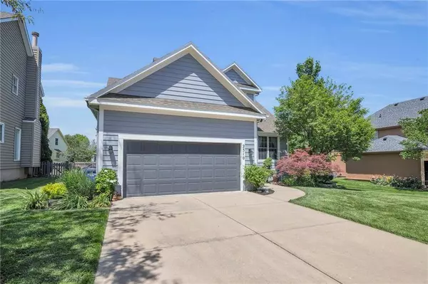 2310 W Forest DR, Olathe, KS 66061