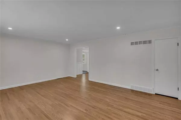 6202 W 76th TER, Prairie Village, KS 66208