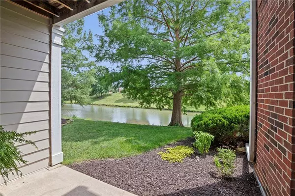 11626 Tomahawk Creek Pkwy #J, Leawood, KS 66211