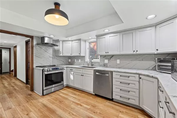 209 Arrowhead DR, Lawrence, KS 66049