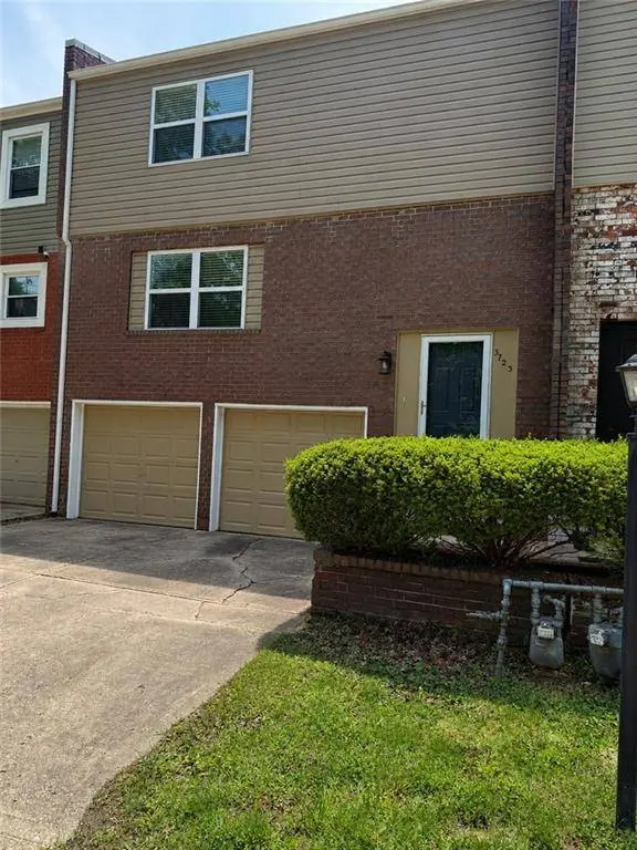 3723 NE Colonial DR, Lee's Summit, MO 64064