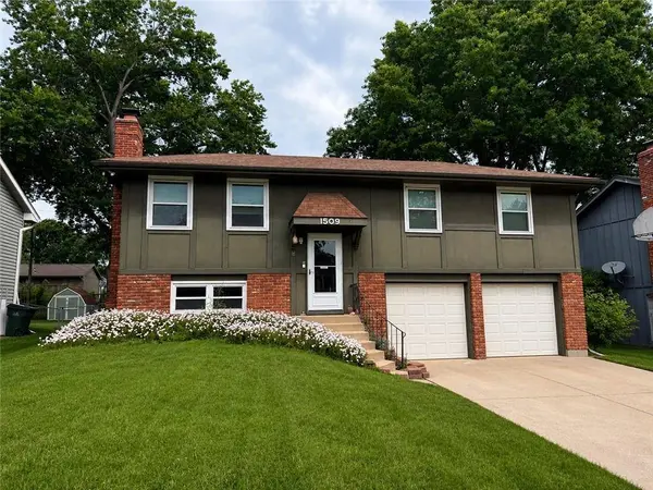 1509 Scarborough ST, Olathe, KS 66062
